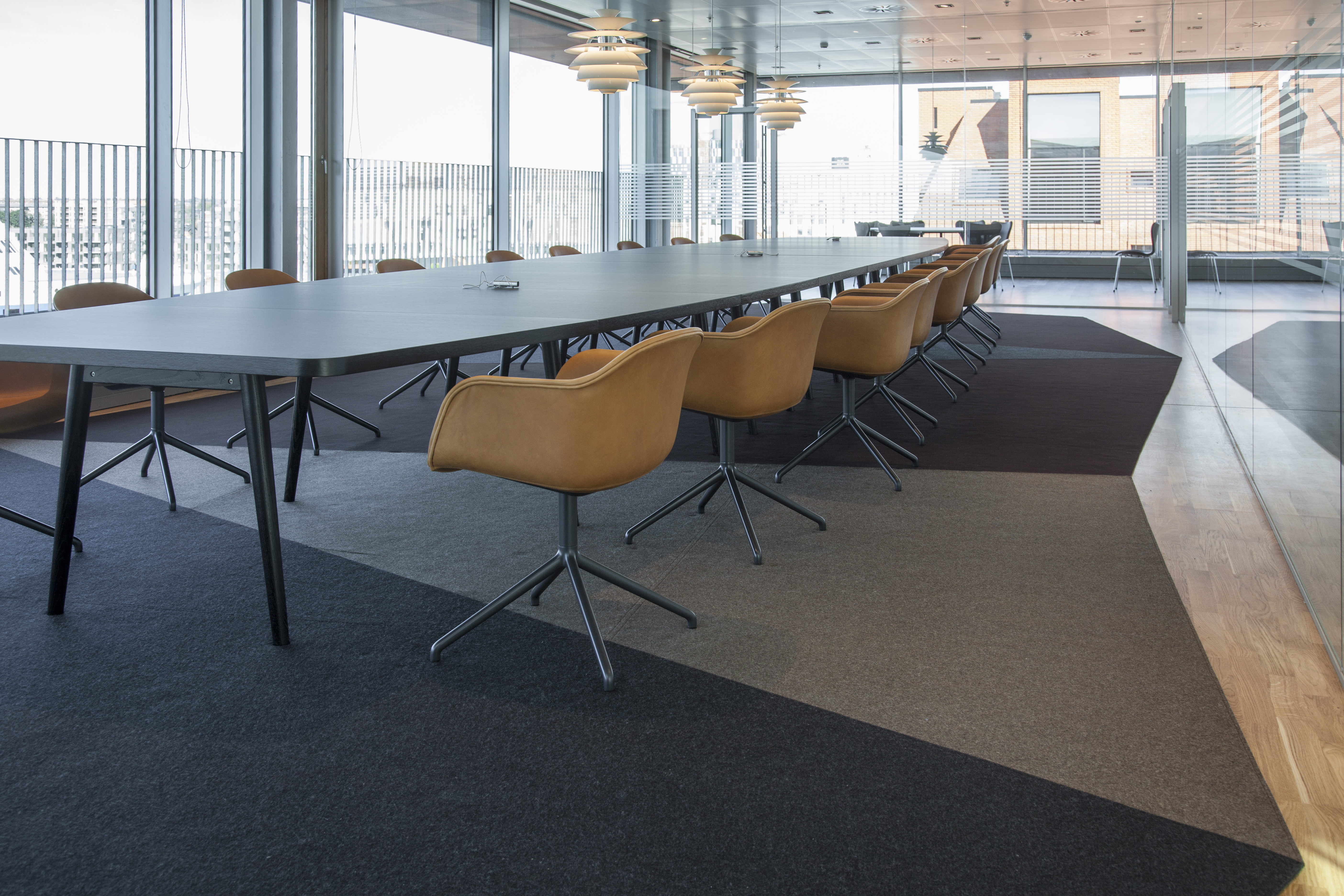 løst tæppe i filt på kontor